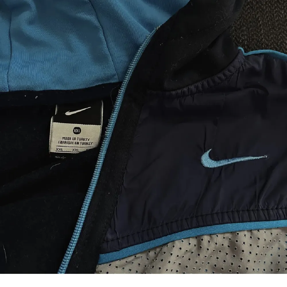 Jättefin Nike jacka/tracksuit i superfint skick i strl xxl, men måste vara nåt fel för den sitter jättebra på mig som är xs. Köpt på Beyond retro och knappt använd då den inte är riktigt min stil tyvärr! 💕. Hoodies.