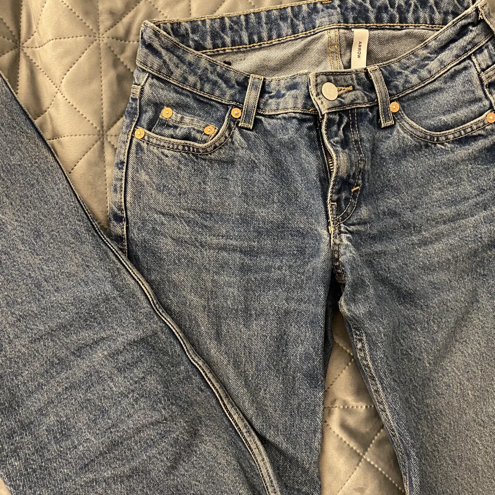 ”Arrow low jeans” ifrån Weekday💞  Använda men inga synliga defekter❤️❤️ de är väldigt lågmidjadr och är nu för små. Nypris:500kr. Jeans & Byxor.