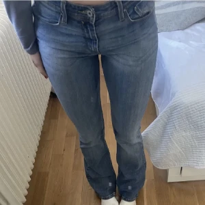 Levis jeans( Low waist) - Säljer nu mina lågmidjade levis jeans då jag har massor utav jeans🌸. Det är i storlek 36 och är inte korta i modellen, hör av er vid frågor❤️