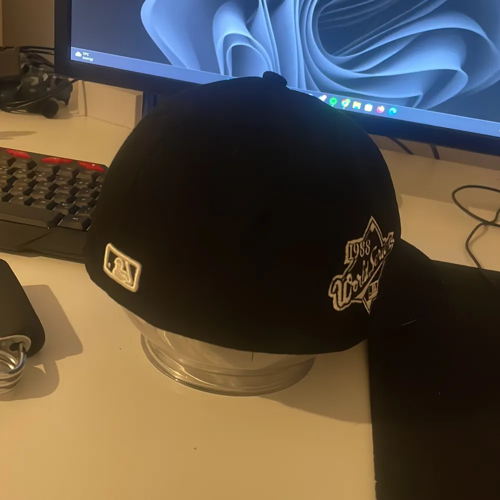 New era keps 59 fifty los angels dodgers cap- black / white NEW ERA  449kr vanligt pris + frakt  400kr = mitt pris    Denna är för liten för mig. Övrigt.