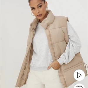 begie väst från missgudied - Köpt förra året & har knappt använt den. Skit snygg under en stickad tröja! nypris 549kr