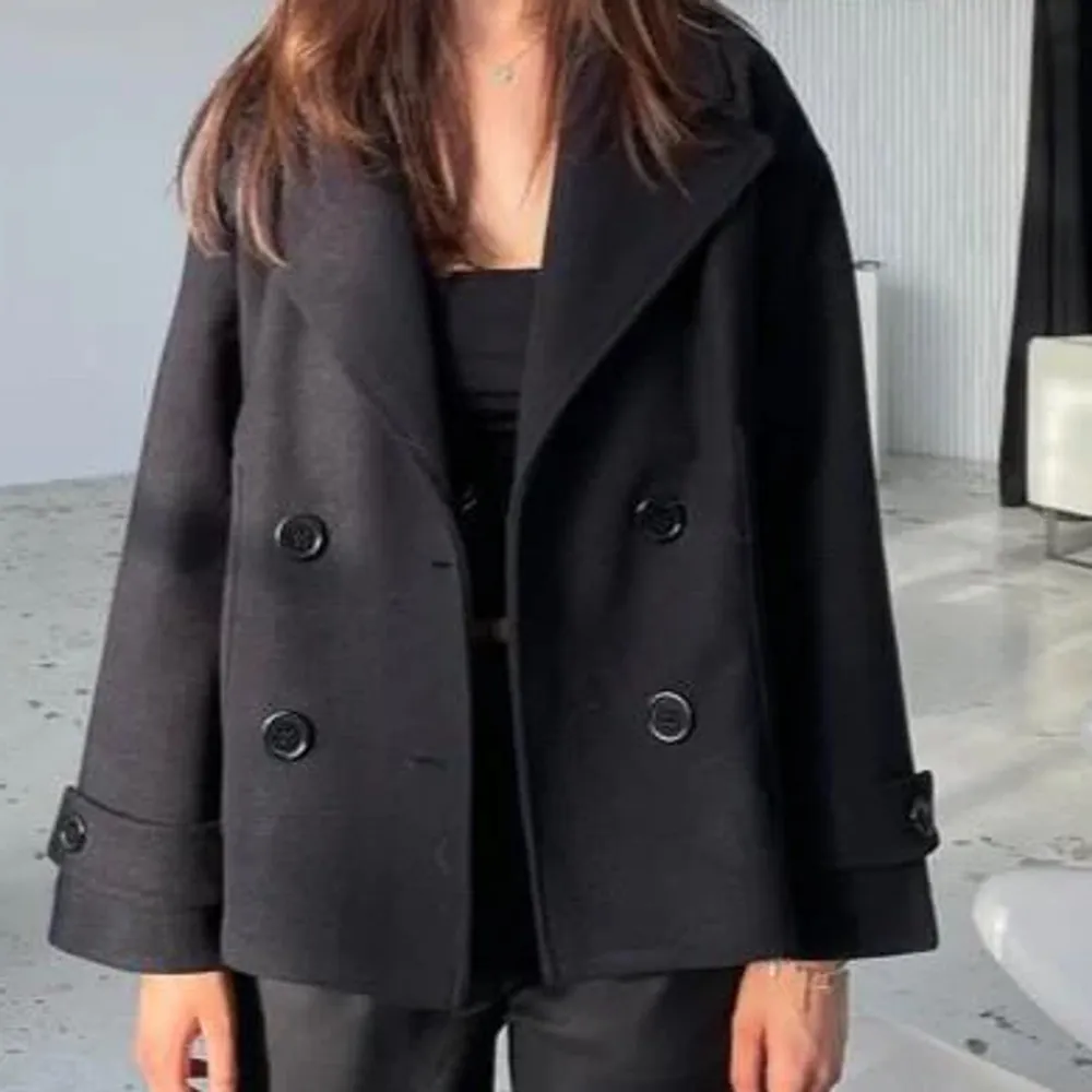 Säljer denna svarta kappa från design by Si i storlek XS/S. Perfekt nu till hösten!💓💓 . Jackor.