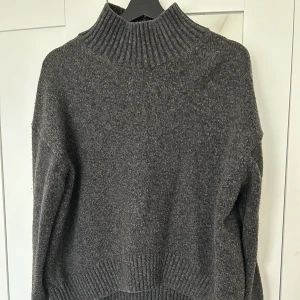 Svart stickad turtleneck tröja - Tröjan är lite svart/grå och är skitsnygg men passar mig tyvärr inte. Den är lite nopprig, men väldigt varm 😇