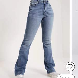 JDY jeans från Nelly. Samma modell som på bilden men en något ljusare tvätt. passar 36/38