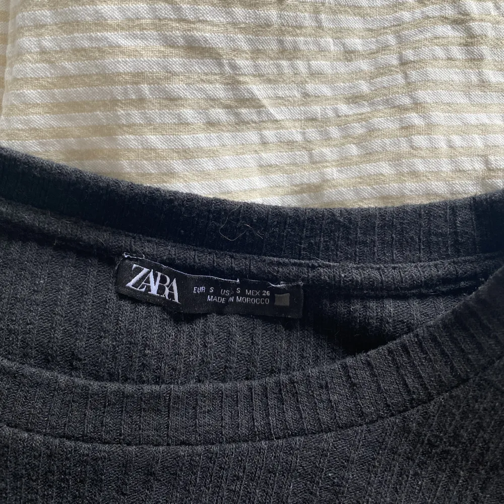 Super fin tröja i bra skick med volangärm från Zara. Säljs då den inte längre kommer till användning! Köpt för 350kr . Toppar.