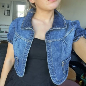 Bolero - Så cool bolero i jeansmaterial. Tyvärr kommer den inte till användning längre vilket är orsaken till att jag säljer😊