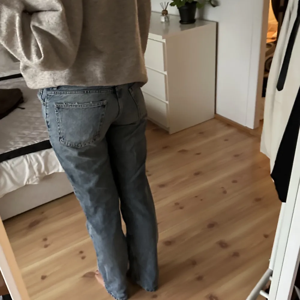 Midwaist/Lowwaist jeans från zara som är försmå för mig💗. Jeans & Byxor.