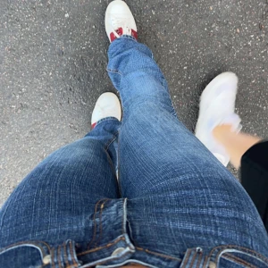 lågmidjade jeans - säljer dessa lågmidjade jeans då dom är lite för små för mig men sitter som S, dom är lite långa och jag är 165, endast använda en gång och köpte på plick, de är den perfekta längen på byxor