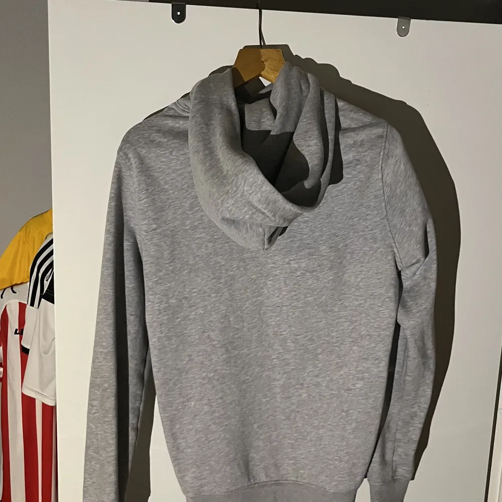 Tommy H Jeans hoodie bra skick nypris 850kr. Tröjor & Koftor.