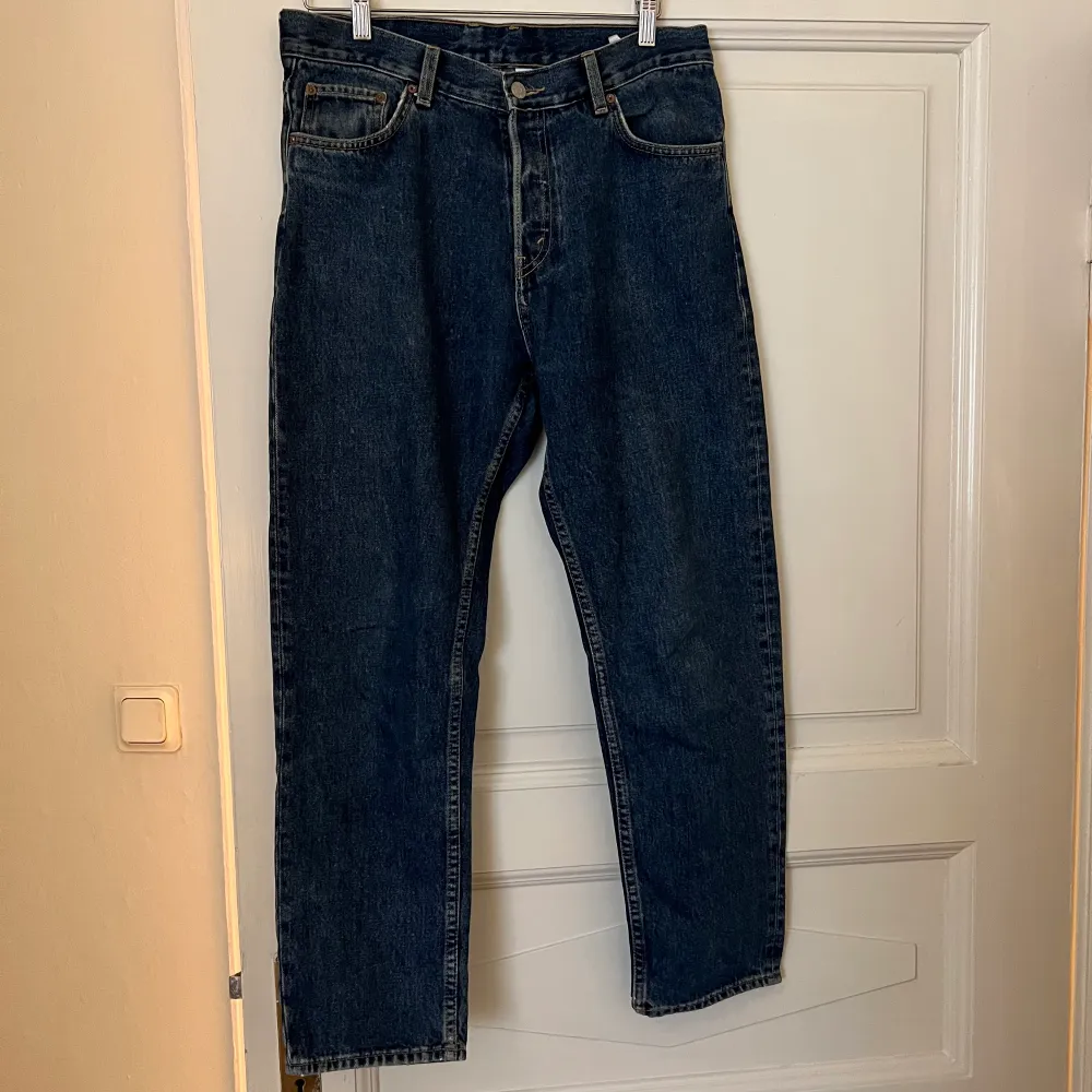 Barrel Jeans från weekday. Snygga jeans som sitter som en smäck med ett par boots och en T-shirt. Ger mig lite ”50s prisoninmate jeans”-vibe i formen om ni kan förstå vad jag refererar till. . Jeans & Byxor.