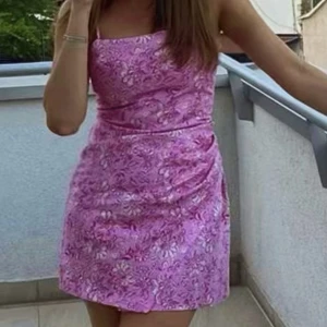 Rosa somrig klänning  - Varan är i mycket gott skick, bara använd 2 gånger.