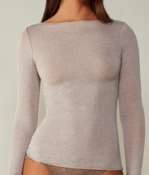 intimissimi - Säljer mina intimissmi tröja, hade ett litet hål som jag sydde igen men inget mantänker på när den sitter på💕syns knappt stl s men passar även xs