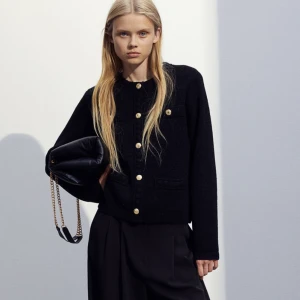 Hm kofta - Hm strukturstickade kofta. Slutsåld på hemsidan. Säljer i storlek M. Helt oanvänd med lappar på. Köptes för 549kr. Säljer för 499kr