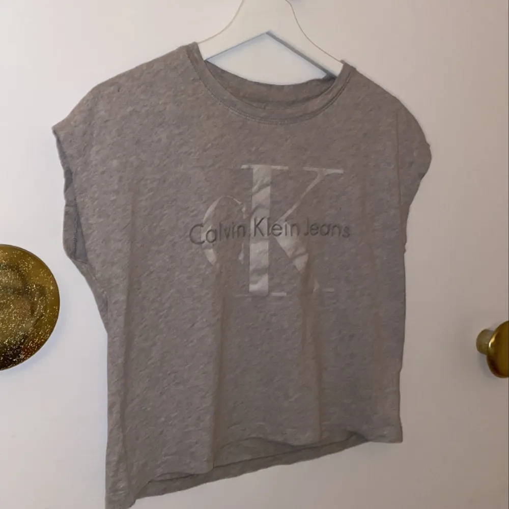Kortärmad Calvin Klein t-shirt, som aldrig kommit till användning. Frakt tillkommer 💓. T-shirts.