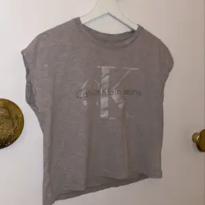 Kortärmad Calvin Klein t-shirt, som aldrig kommit till användning. Frakt tillkommer 💓
