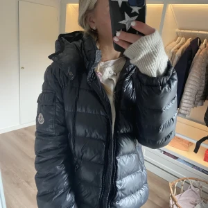 Moncler jacka  - Hej! Säljer min moncler jacka i dammodell. Pris kan diskuteras. Den är i storlek Xs. Har äktahetsbevis. Skriv för fler bilder och frågor🩷🩷