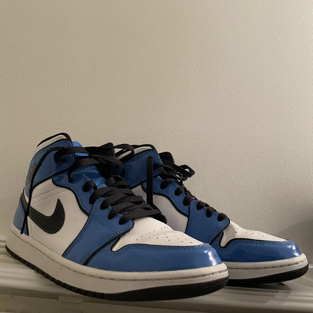 Säljer ett par blåa Air Jordan 1 som är i bra skick. Hör av dig för fler bilder. Skor.