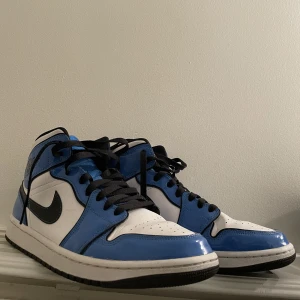Air Jordan 1 - Säljer ett par blåa Air Jordan 1 som är i bra skick. Hör av dig för fler bilder