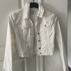 jeansjacka  - Jeans jacka från nakd endast använd 1 gång så nyskick! Nypris 599kr💕