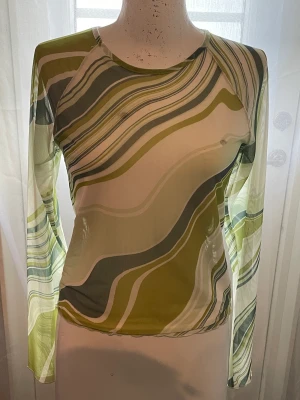 Söt topp - Genomskinlig och tunn. 