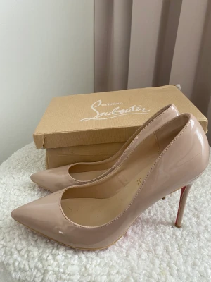 Oanvända  - Aldrig  använda eftersom dem är för små för mig, har annars 39-40. Storlek 39. Passar för er som har smala fötter 39 eller 40. Betalade 200 euro. 