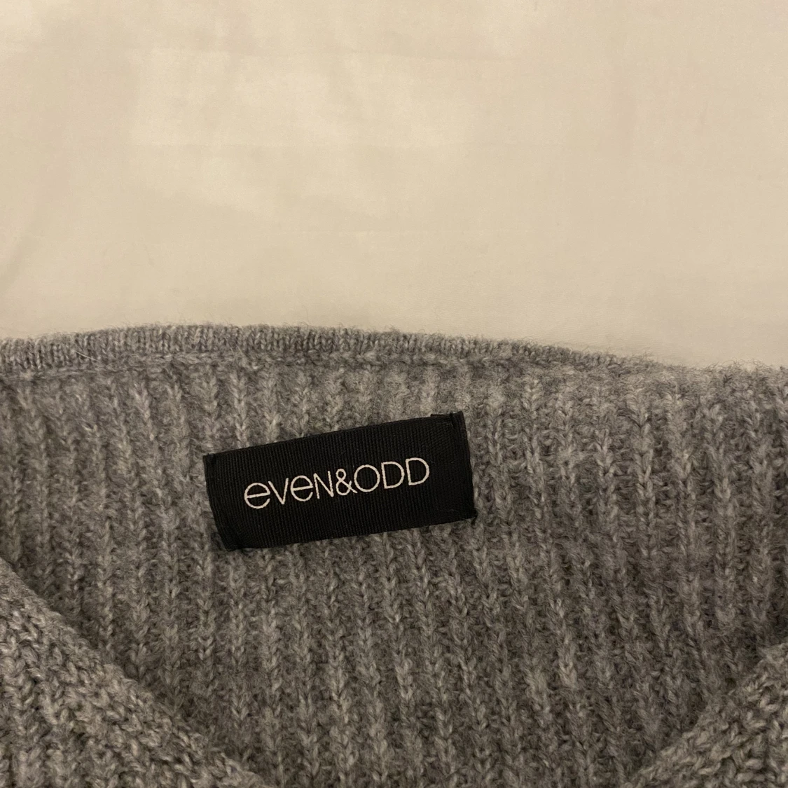 Gråstickad tröja med v-krage - 90