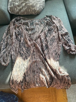 Genomskinlig skjorta  - En genomskinlig skjorta man kan ha över tex en bikini. Köpt secondhand men är så kort som ny med inte defekter. (Kan bara ta betalt via Swish!!!)