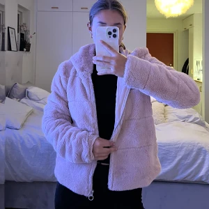 Jacka - Fin fluffig jacka från Only, fint skick och inga defekter☺️