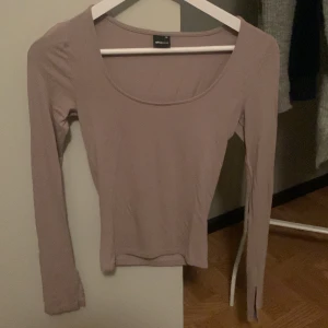 Långärmad topp - Fin långärmad tajt tröja från Gina Tricot. Man kan ha baksidan fram också. Den har slit i slutet av armen. Skriv om ni har frågor😊