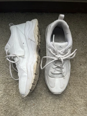 Sneakers  - Använt tre gånger. Står ej för frakt! Nypris 700kr. Kom med prisförslag gärna!