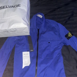 Stone island jacka - Hej säljer en stone island jacka i storlek s. Använd bara några gånger då jag inte kände att den passade så bra på just mig. Kvitto och påse är som äktahets bevis att jackan är äkta. Nypris är 3500. Hör gärna av dig om du har frågor eller bilder. MvhSimon