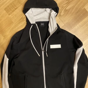 Hugo Boss tröja - Säljer denna hugo boss tröja då jag inte andvänt för den är för stor på mig ,  Tröjan kostade 2000kr