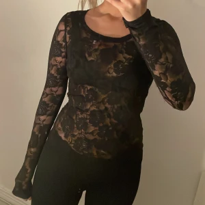 Tröja med spets  - Liten i storleken 