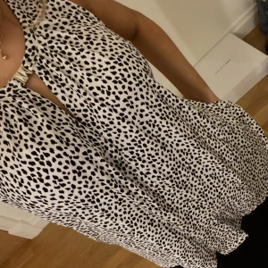 Mönstrad blus - Säljer denna söta blus/topp då den ej kommer till användning, den är i super fint skick💗💗💗
