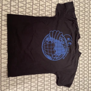 Last resort T-shirt  - Säljer min snygga tisha för att den blivit för liten! Köpt för bara någon månad sen i samband med den andra tröjan jag säljer(polar) köpt för 500 kr på junkyard och har inget slitage alls! Vid fler bilder kontaka gärna. Pris kan diskuteras vid snabb affär