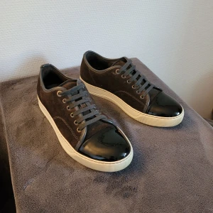 Lanvin skor - Riktigt feta mörkbruna lanvin skor. Cond 9/10 (Se bild 3) förutom en pytteliten skada vid hälen. Enbart skorna därav det låga priset! 