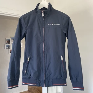 Sail Racing Jacka - Funktionell jacka med muddetalijer perfekt som höstjacka.  Fodrad men relativt tunn, innerficka på vänster sida🌟 Andvänd sparsamt och i bra skick!