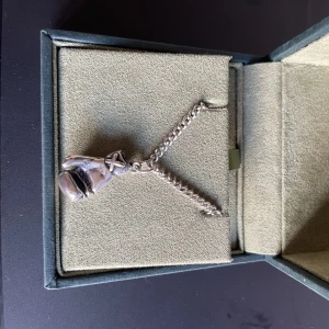 Maria Nilsdotter Halsband - TRYCK INTE PÅ KÖP DIREKT Så coolt halsband från Maria Nilsdotter, ”Knock out” , 