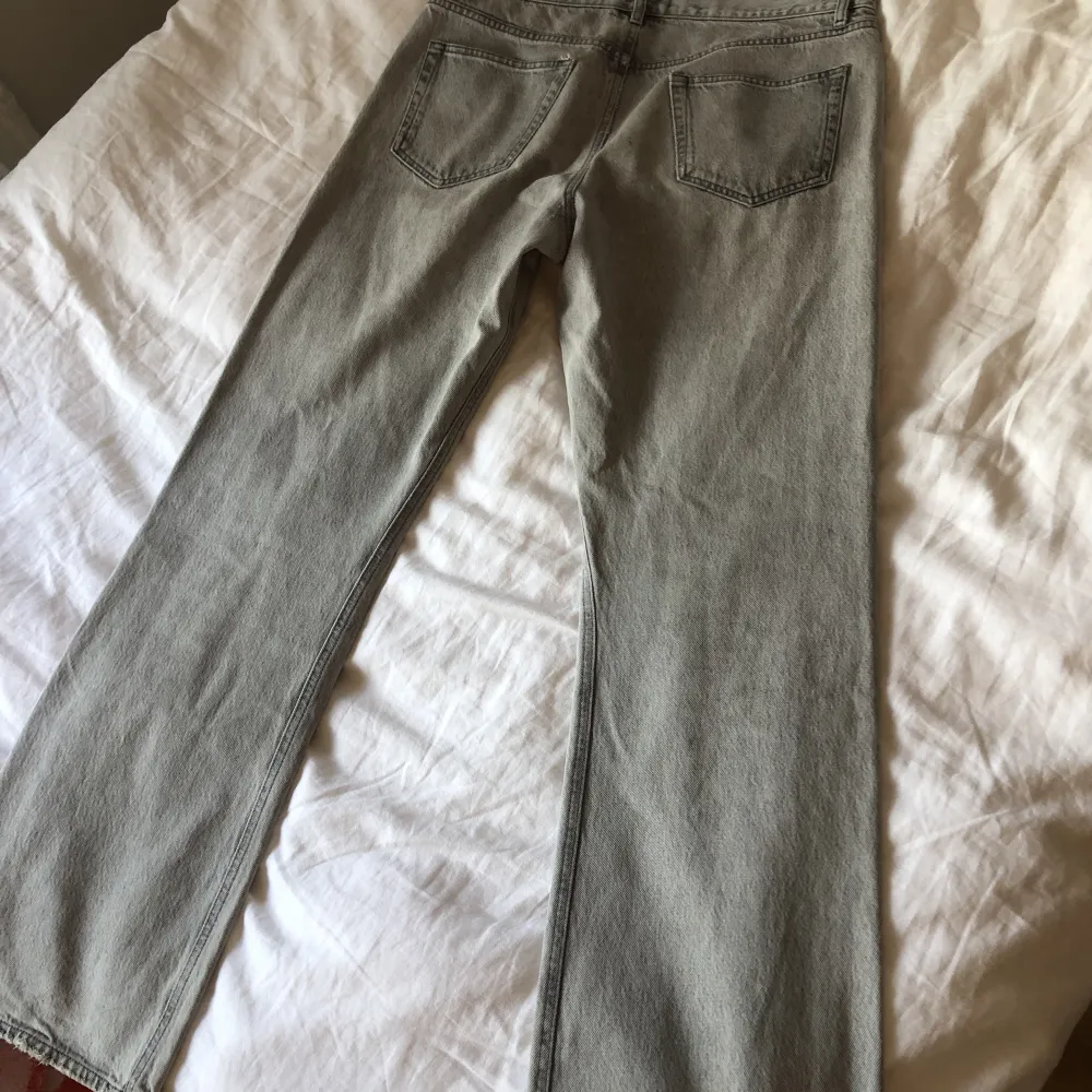 Grå jeans från HOPE i strl 32. Bra skick endast en bältesögla är lös nedtill men kan sys ganska enkelt.   Midja 44,5 cm, innerbenslängd 80, bredd på slutet av benet 24 cm. . Jeans & Byxor.