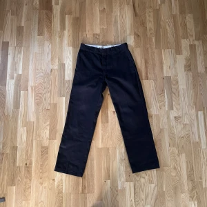 Dickies 874 workpants  - Köpta på caliroots för 749kr, skick 8/10 inga defekter. Säljer nu för 350kr