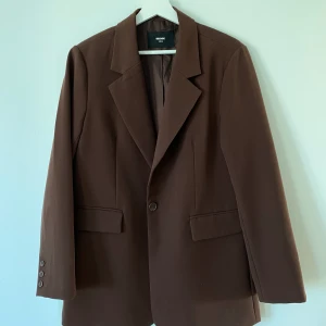 Kavaj  - Säljer min bruna oversized kavaj från BIKBOK i storlek xs/s.  Endast använd 2 gånger 🤎