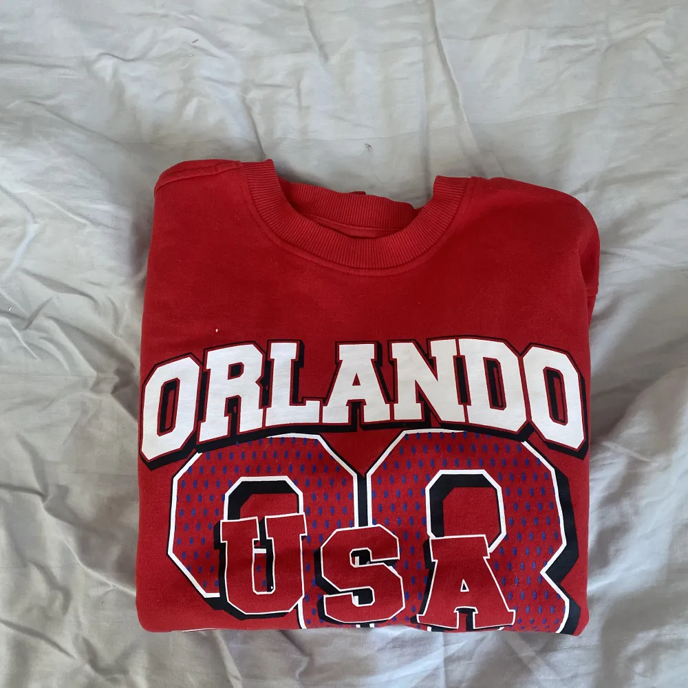 Röd tröja de står Orlando på. Köpt på hm för 210kr . Tröjor & Koftor.