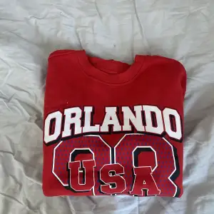 Röd tröja de står Orlando på. Köpt på hm för 210kr 