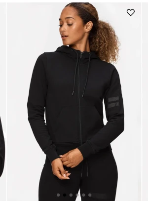 Träningströja🖤 - En super varm Träningströja jag har använt få tal gånger men detaljerna på snörena är tyvärr borta jag köpte den för 799kr men säljer för 480kr kontakta för fler bilder🖤