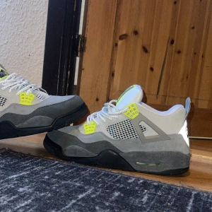 JORDAN4- retro 95 neon  - Jordan4 95 neon med riktigt fin skick, nypris 4 000kr, säljs för behov av pengar. Skriv för fler bilder 