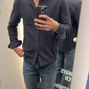 East West Overshirt  - East West overshirt från brothers med tagsen kvar därav oanvänd. Perfkrt som skjort eller overshirt till hösten.