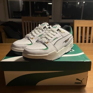 Puma sneakers - Säljer ett par sprillans nya och aldrig använda Puma Slipstream Bbal. Gröna och vita. Storlek 40.5 (26cm). Kan skickas då köparen står för frakt. Kan också hämtas i Piteå.🤍 