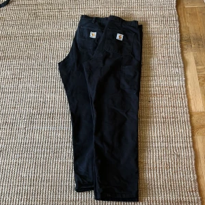 Två par Carhartt double knee  - Ett par är använda en del men ett par är helt nya så 600kr styck eller 1200kr tillsammans! Billigt om ett par kostar 1649kr nytt