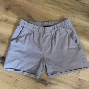 Beiga shorts från Lager 157 med fram och bakfickor. Väldigt bekväma och stretchiga i storlek M