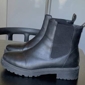 Svarta höst skor ifrån XIT (din sko) i storlek 39! Knappt använda, köpte förra året🌸